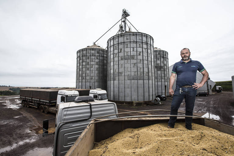 O agricultor Marcos Roberto Forte em Corbélia, no Paraná; ele cultiva área de 600 alqueires e tem silo com capacidade para 120 mil sacas