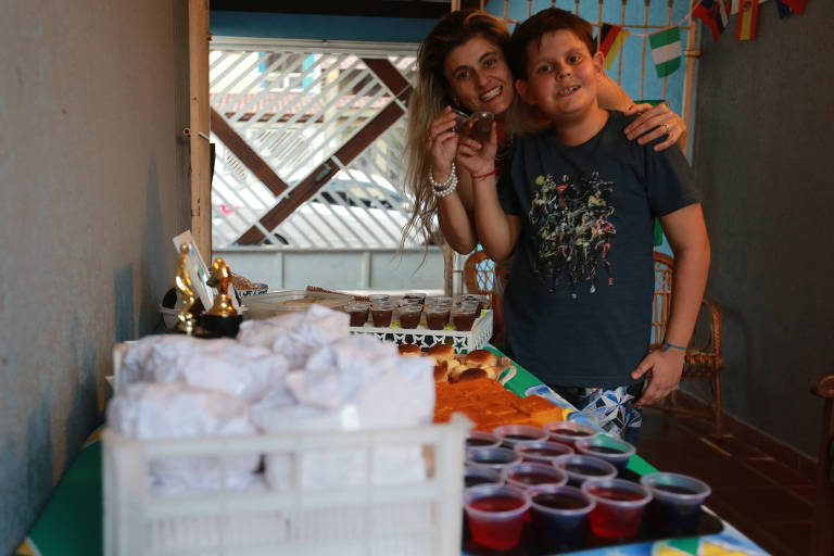 Adriana Amorim matriculou o filho Lucas na aula "Funcional Kids", em que só há brincadeiras, como pular corda, jogar bola ou curtir uma cama elástica