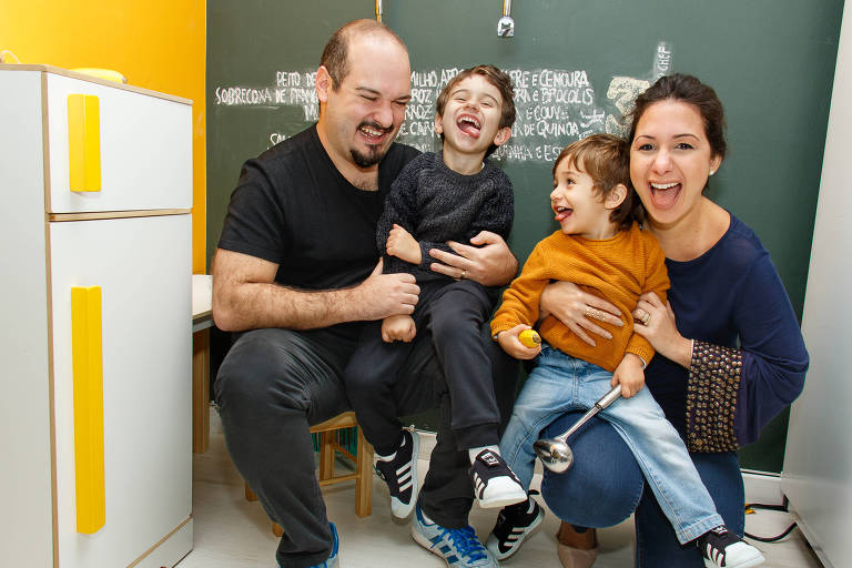 O casal Amilcar e Karol Azevedo aprenderam a alimentar seus filhos e transformaram a ideia no negócio Gourmetzinho. Na foto com o filho Bernardo (à esq.), de cinco ano, e Benjamim, de três anos.