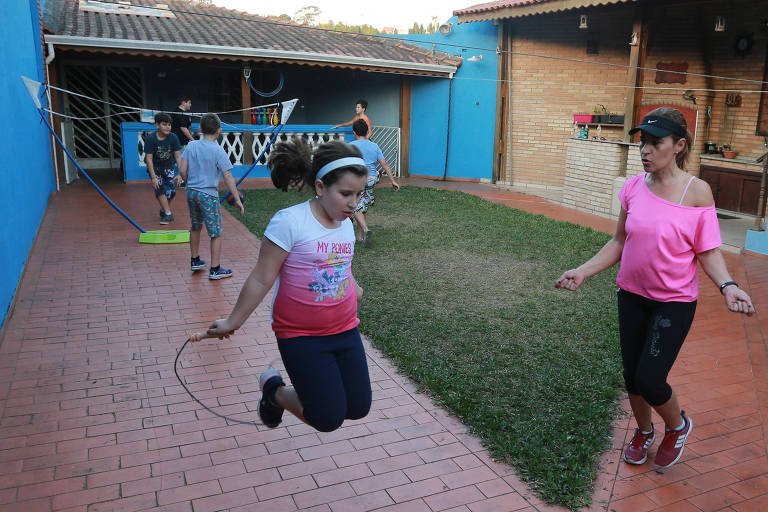 A personal trainer Miriam Verillo começou a receber pedidos de mães preocupadas com a saúde dos filhos. Na casa dela, ela montou um espaco, no quintal, com cama elástica, cones e bolas para as atividades físicas e brincadeira para as criancas.  A aula é chamada de Funcional Kids