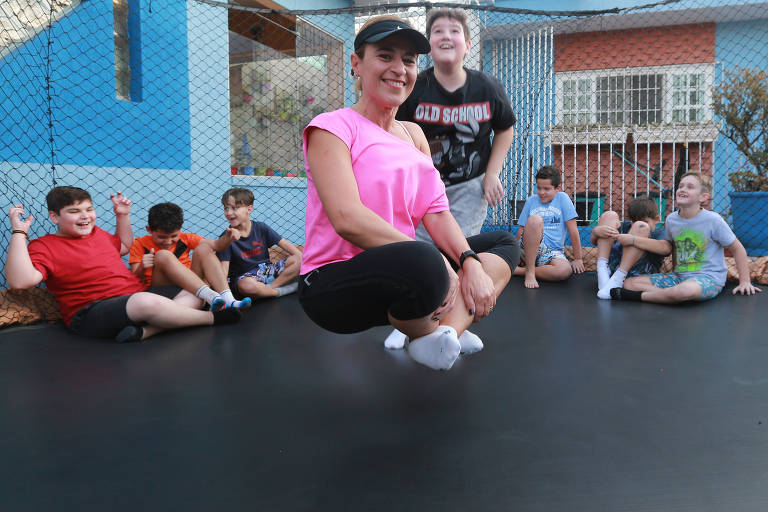 A personal trainer Miriam Verillo começou a receber pedidos de mães preocupadas com a saúde dos filhos. Na casa dela, ela montou um espaco, no quintal, com cama elástica, cones e bolas para as atividades físicas e brincadeira para as criancas.  A aula é chamada de Funcional Kids