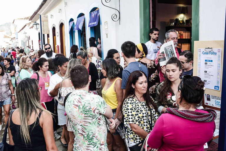 Movimento em frente a Casa Folha antes da mesa com Zeca Camargo e o empresário indiano Varunesh Tuli