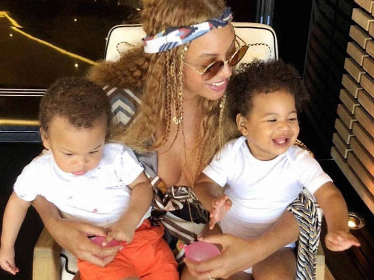 Beyoncé compartilha foto rara ao lado dos filhos gêmeos, Sir e Rumi
