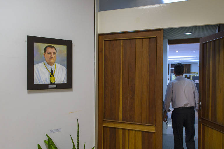 Retrato do ex-reitor Luiz Carlos Cancellier de Olivo no hall do Conselho da Reitoria da UFSC
