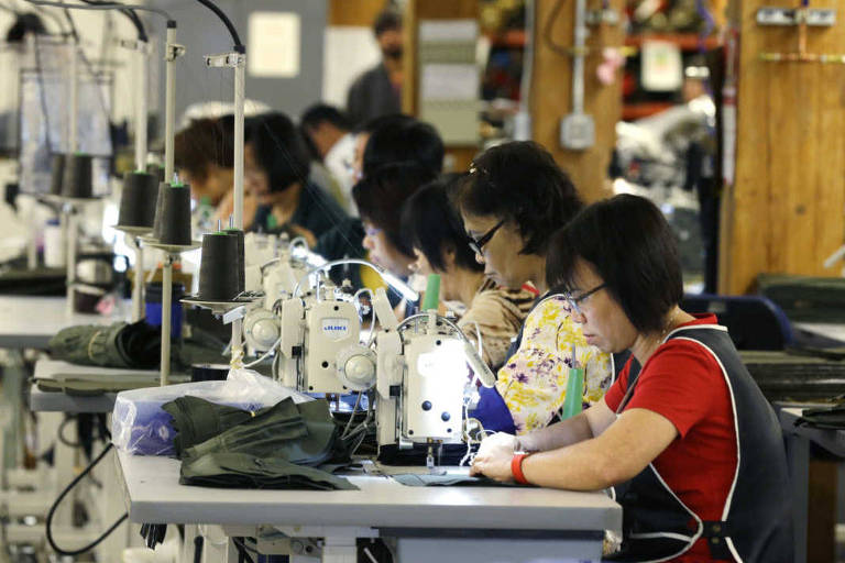 Trabalhadoras em fábrica de costura, em Seattle