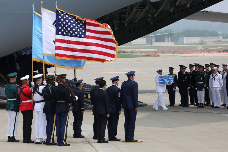 Militar carrega urna com restos mortais de soldados americanos mortos da Guerra da Coreia, durante cerimônia na base aérea de Osan, em Pyeongtaek (Coreia do Sul) 