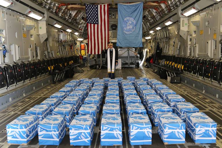 Imagem divulgada pelo Departamento de Defesa dos EUA mostra urnas com restos mortais de soldados americanos mortos da Guerra da Coreia, durante cerimônia na base aérea de Osan, em Pyeongtaek (Coreia do Sul) 