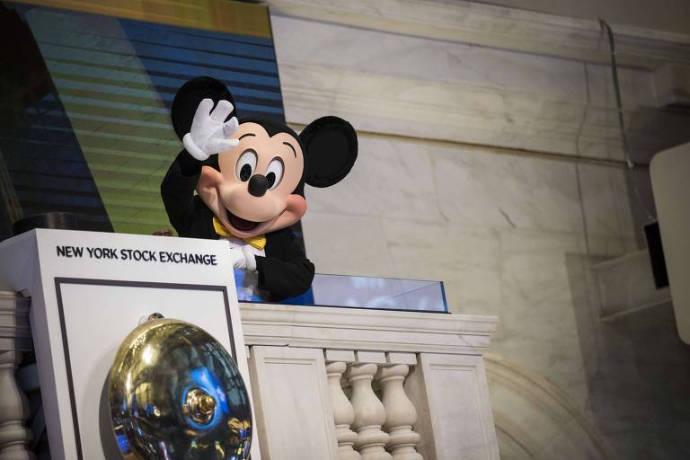 Símbolo da The Walt Disney Company, Mickey Mouse acena na bolsa de Nova York
