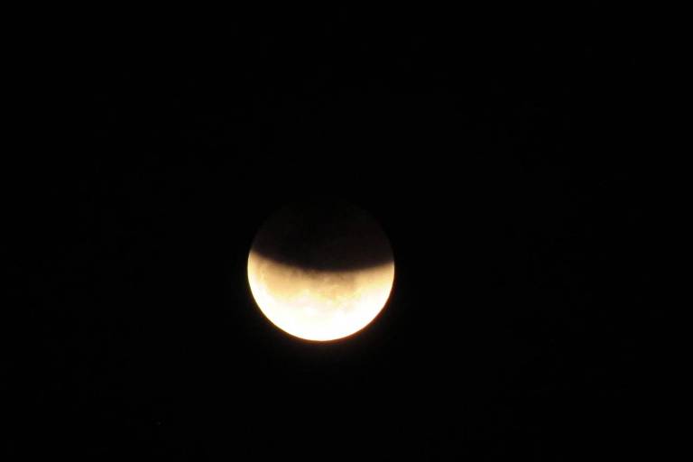 Leitores mandam fotos do eclipse lunar 