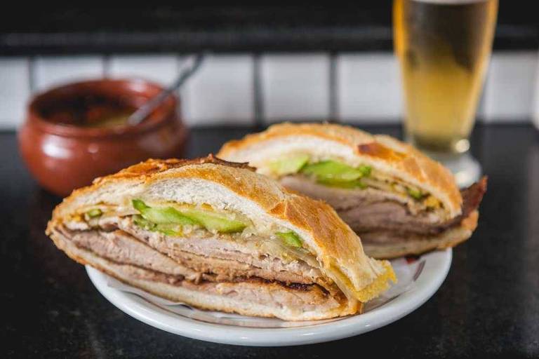 O famoso sanduíche de pernil do bar Estadão, que funciona 24 horas 