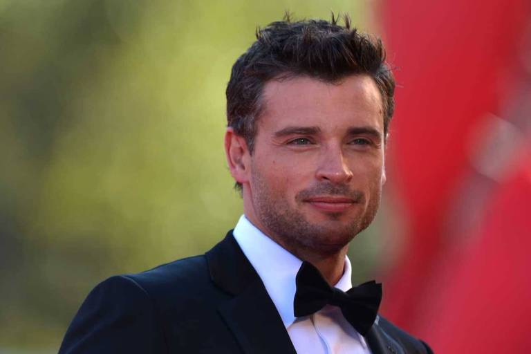 Ator Tom Welling usa smoking