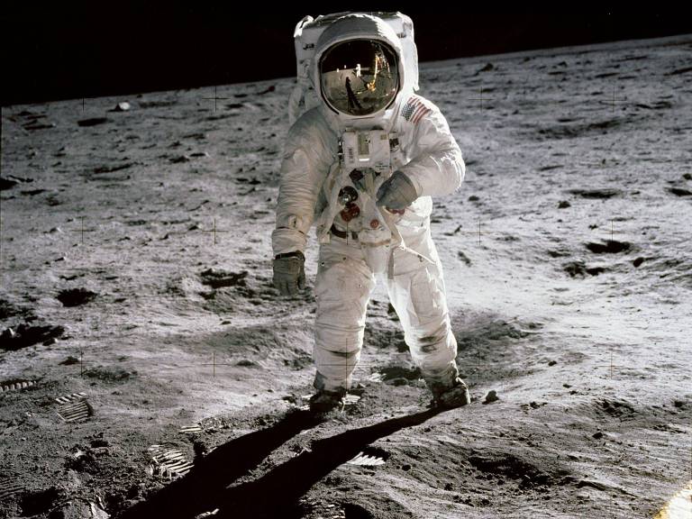 Buzz Aldrin anda na Lua durante a missão Apollo 11, em 20 de julho de 1969
