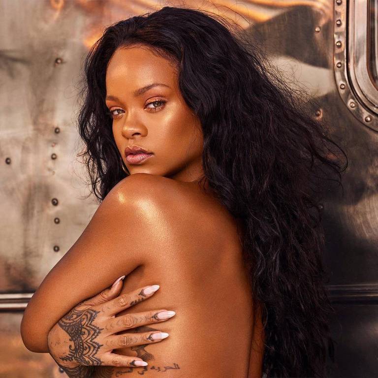 A cantora Rihanna com as unhas bem longas