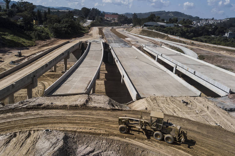 Obras do trecho norte do Rodoanel, junto à rodovia Fernão Dias, em SP
