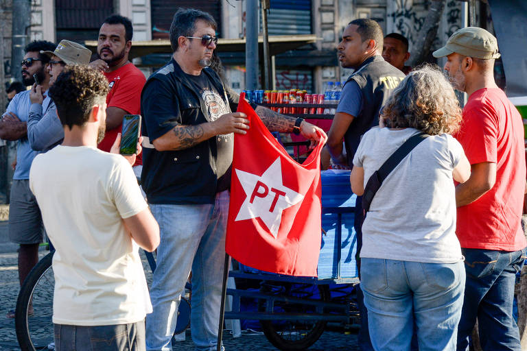 Fiscal do TRE apreende bandeira do PT durante Festival Lula Livre na Lapa, centro do Rio