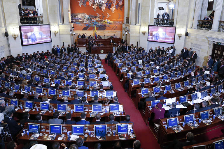 Parlamentares participam do ato de posse do Congresso, o primeiro com o novo estatuto