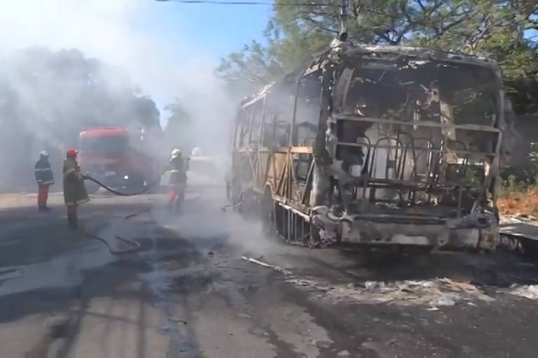 Bombeiros trabalham no rescaldo de ônibus incêndiado em Fortaleza, no Ceará