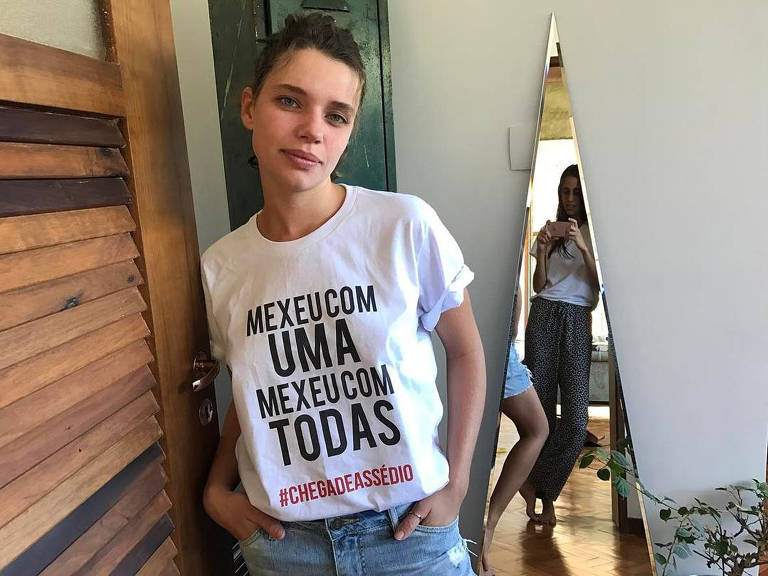 A atriz Bruna Linzmeyer com a camiseta da campanha