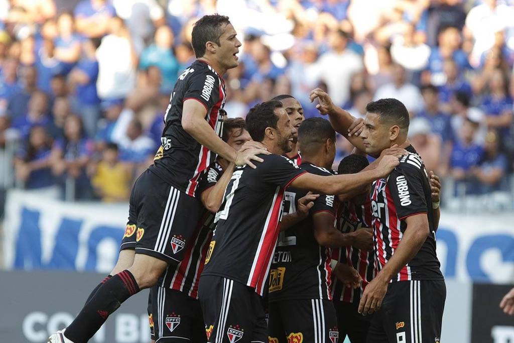 Histórico de duelo contra o Cruzeiro coloca Corinthians com um pé