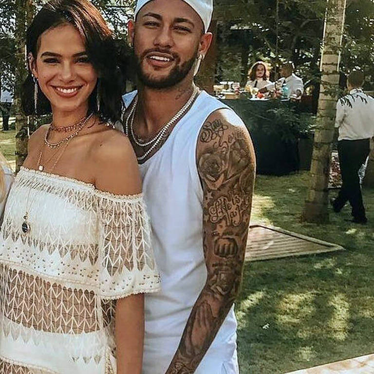 Neymar faz festa antecipada de aniversário para namorada, Bruna Marquezine
