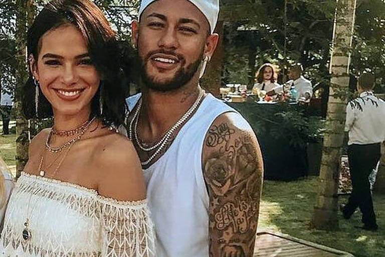 Bruna Marquezine e Neymar em festa na casa do atleta em Mangaratiba, em agosto de 2018 