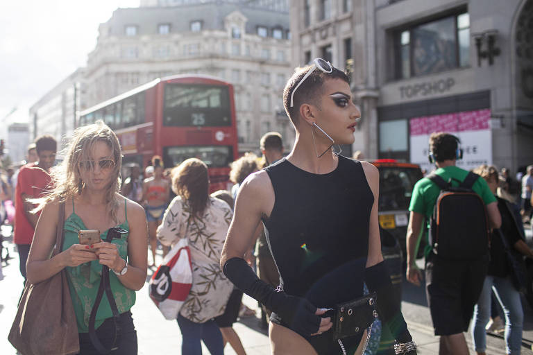 O brasileiro Victor Diamente anda por rua de Londres, onde se sentiu mais à vontade em se assumir gay  