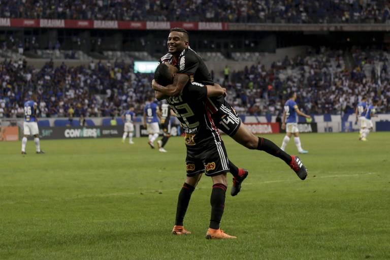 Reinaldo pula em Everton, autor do segundo gol são-paulino na vitória sobre o Cruzeiro