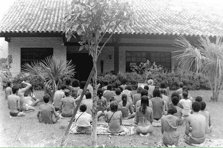 Imagens  da comunidade Osho Pankaj, no Rio, durante os anos 80. Quando Osho fundou Rajneeshpuram nos EUA, nos anos 80, comunidades parecidas começaram a surgir no Brasil. O sistema era autossustentável, os moradores usavam vermelho e passavam horas meditando