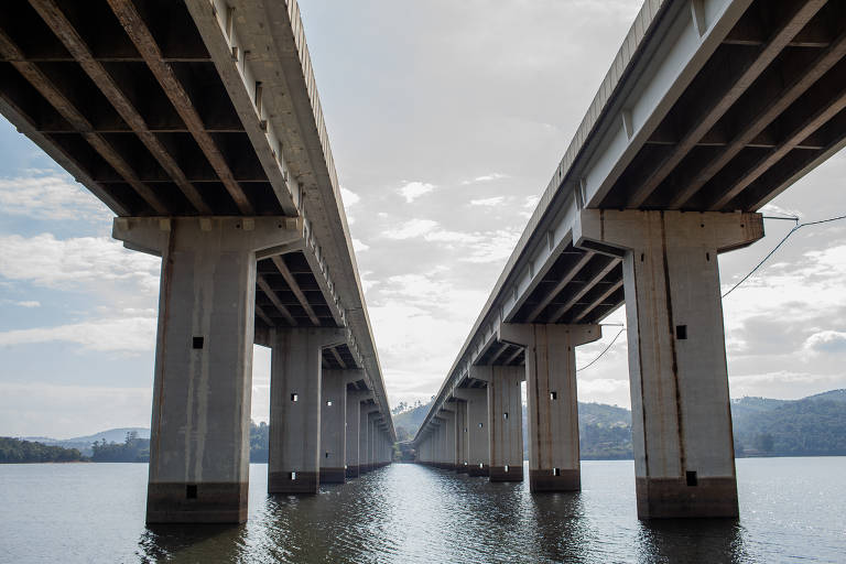 Represa de Atibaínha, do sistema Cantareira, com o nível abaixo da média; marcas no concreto indicam queda do volume da represa