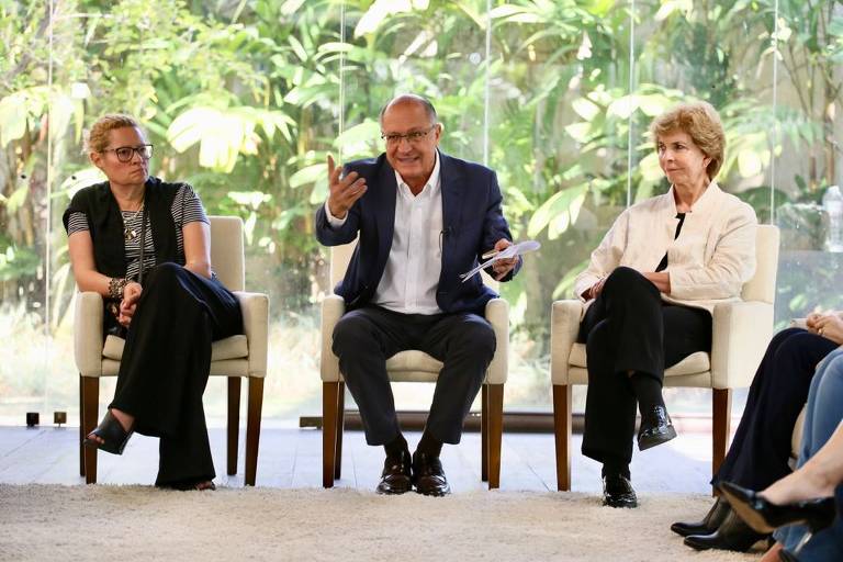 Geraldo Alckmin (PSDB), em encontro com mulheres da Fundação Brava, entre Yeda Crusius, deputada e presidente do PSDB mulher, e Cidinha, presidente PSDB municipal das mulheres
