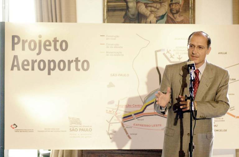 Governador Geraldo Alckmin (PSDB) anuncia convênio com a Infraero para a construção da linha da CPTM que ligaria o centro do aeroporto de Guarulhos, em 2002