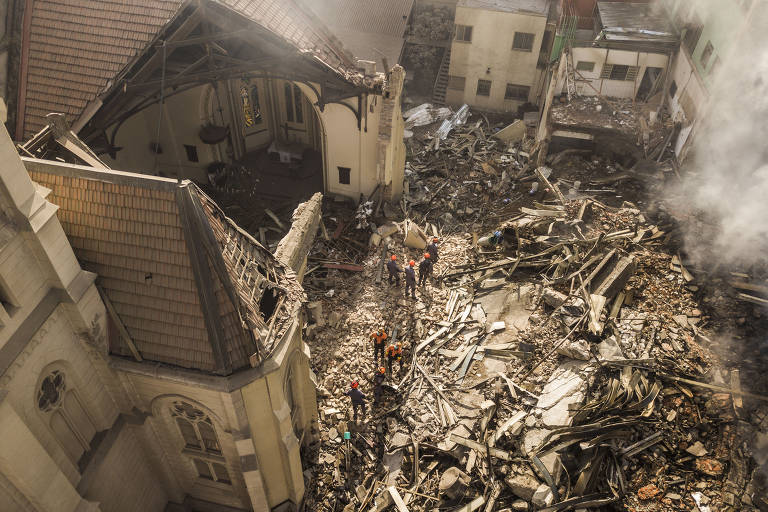 Imagem aérea do incêndio no centro de São Paulo que levou ao desabamento na madrugada de um prédio de 24 andares invadido por movimento de sem-teto. O edifício, que pertence à União, é uma antiga sede da Polícia Federal no largo do Paissandu