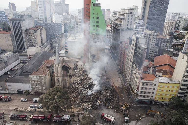 Imagem aérea do incêndio no centro de São Paulo que levou ao desabamento na madrugada de um prédio de 24 andares invadido por movimento de sem-teto. O edifício, que pertence à União, é uma antiga sede da Polícia Federal no largo do Paissandu