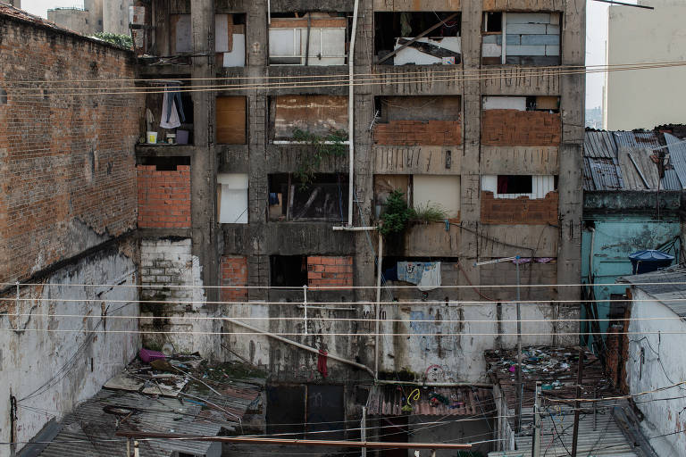 Fachada de um prédio invadido na rua do Carmo, na praça da Sé, no centro de São Paulo, que será interditado. No prédio existe uma ocupação que deve deixar o edifício conhecido como Caveirão