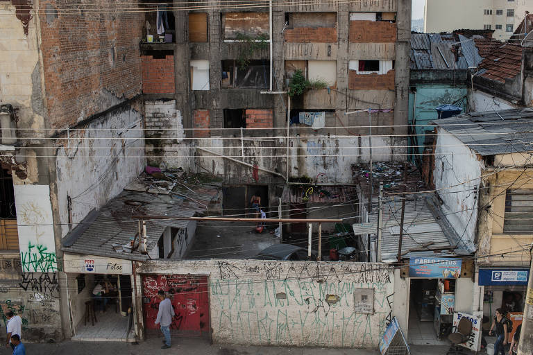 Fachada de um prédio invadido na rua do Carmo, na praça da Sé, no centro de São Paulo, que será interditado. No prédio existe uma ocupação que deve deixar o edifício conhecido como Caveirão