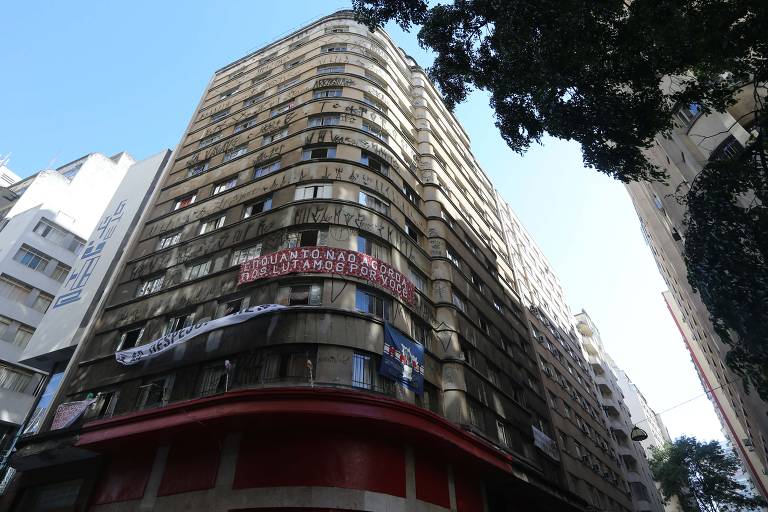 Prédios desocupados no centro de São Paulo são invadidos por sem-teto. Na rua Marconi, no centro, edifício ocupado em 2013