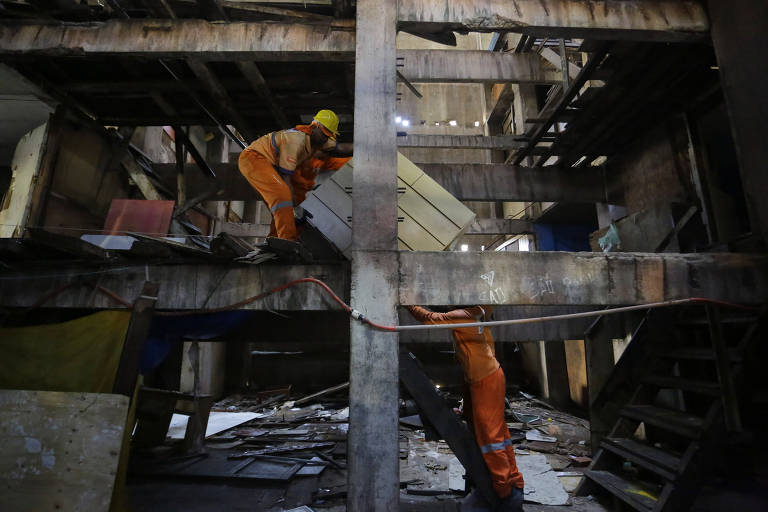 Três meses após incêndio, Prefeitura de SP interdita mais 2 prédios invadidos