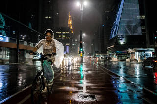 Ciclista pedala na avenida Paulista