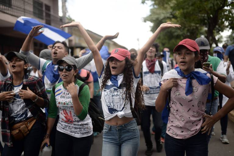 Estudantes e médicos que foram demitidos pelo governo participam de protesto em León, na Nicarágua