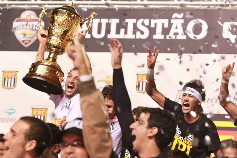 Aos 20 anos, conquistou o tricampeonato paulista  de 2012 com o Santos. Foi o último título estadual com a camisa do time paulista