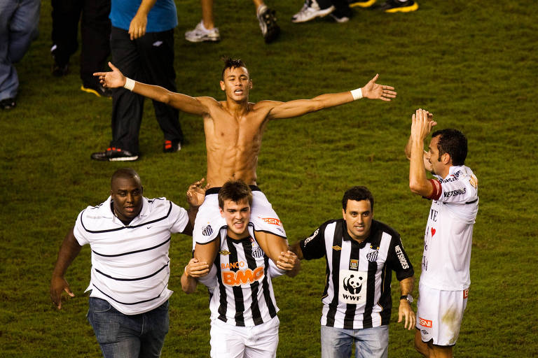 Em 2011, conquistou o bicampeonato paulista marcando um dos gols da vitória de 2 a 1 sobre o Corinthians

