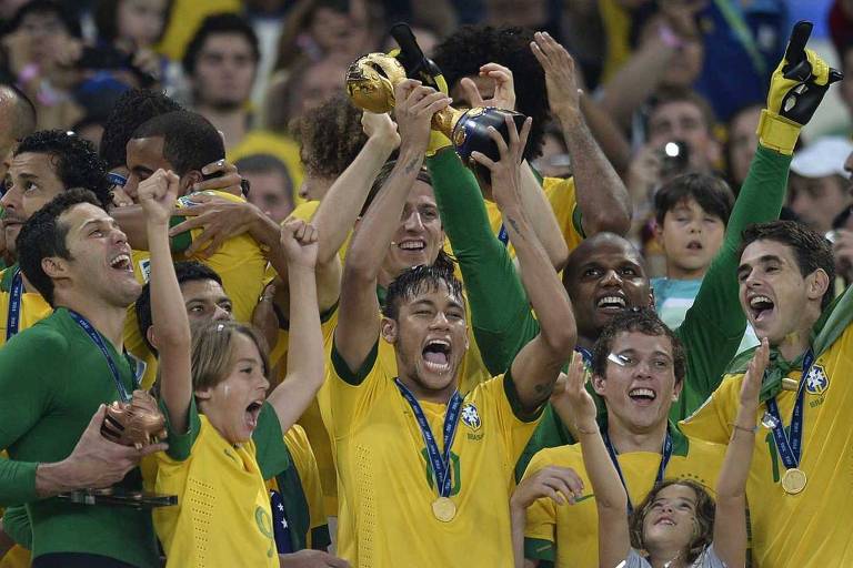 Aos 21 anos, conquistou a Copa das Confederações de 2013, seu primeiro título com o time principal da seleção brasileira
