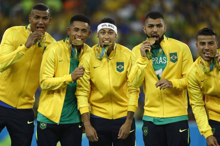 FIM DO JEJUM - Walace, Gabriel Jesus, Neymar, Gabigol e Rafinha Alcântara comemoram o inédito ouro no futebol masculino em Olimpíadas após a vitória nos pênaltis, no Maracanã, sobre a Alemanha