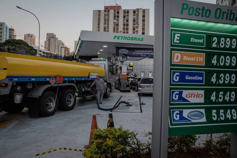 Caminhão chega para reabastecer posto de combustível da BR na avenida Pacaembú, em São Paulo