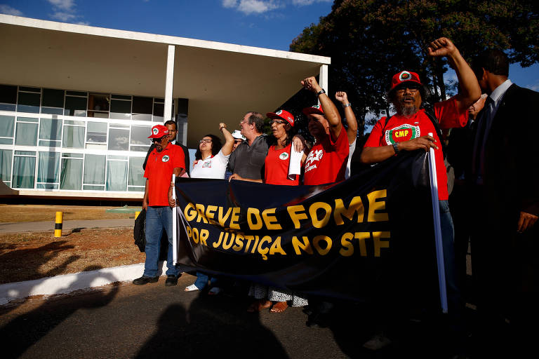 Em frente ao STF, manifestantes anunciam greve de fome pela libertaÃ§Ã£o do ex-presidente Lula