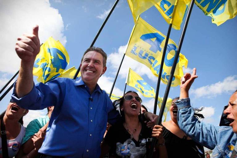 O prefeito de Curitiba, Luciano Ducci (PSB), em campanha pela reeleição em 2012, acompanhado do governador do Paraná, Beto Richa (PSDB), e do candidato a vice Rubens Bueno (PPS)