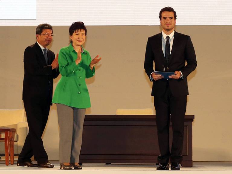 Artur Avila (dir.), após receber da presidente Park Geun-Hye a medalha Fields em 13 de agosto de 2014, no Congresso Internacional de Matemáticos em Seul, na Coreia do Sul