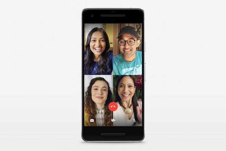 Imagem mostra rosto de quatro pessoas e o sinal vermelho, para encerrar a chamada,  na tela de um celular 
