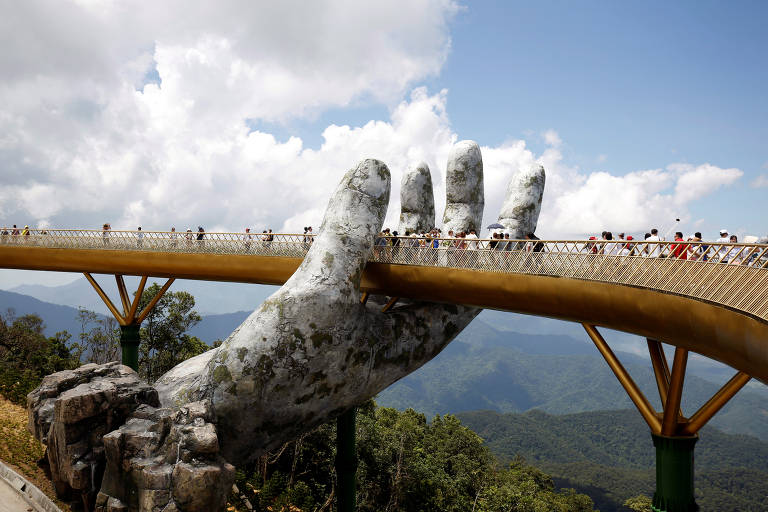 Vietnã inaugura ponte sustentada por mãos gigantes, a 1.400 metros de altitude
