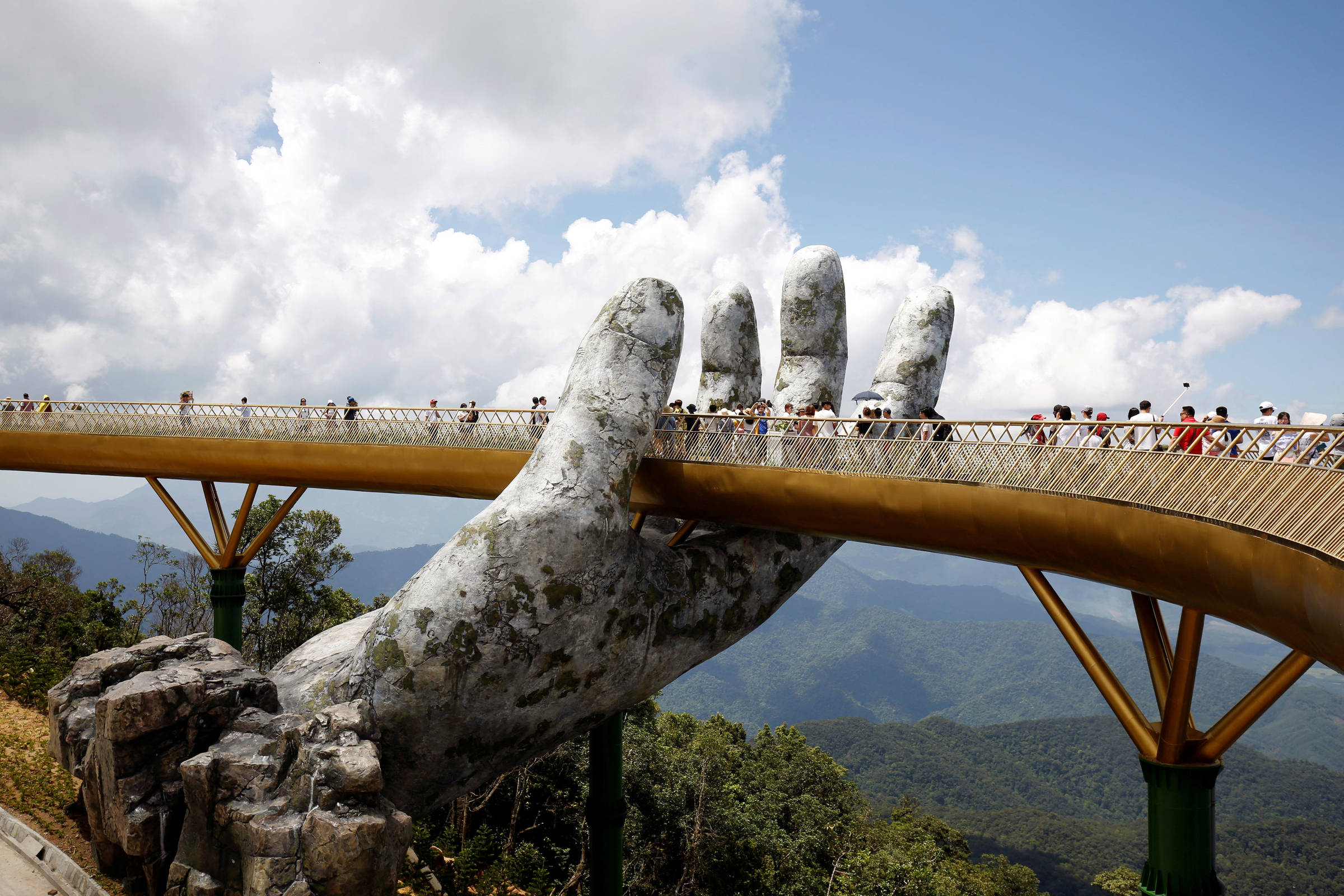 Vietnã inaugura ponte sustentada por mãos gigantes, a 1.400 metros de